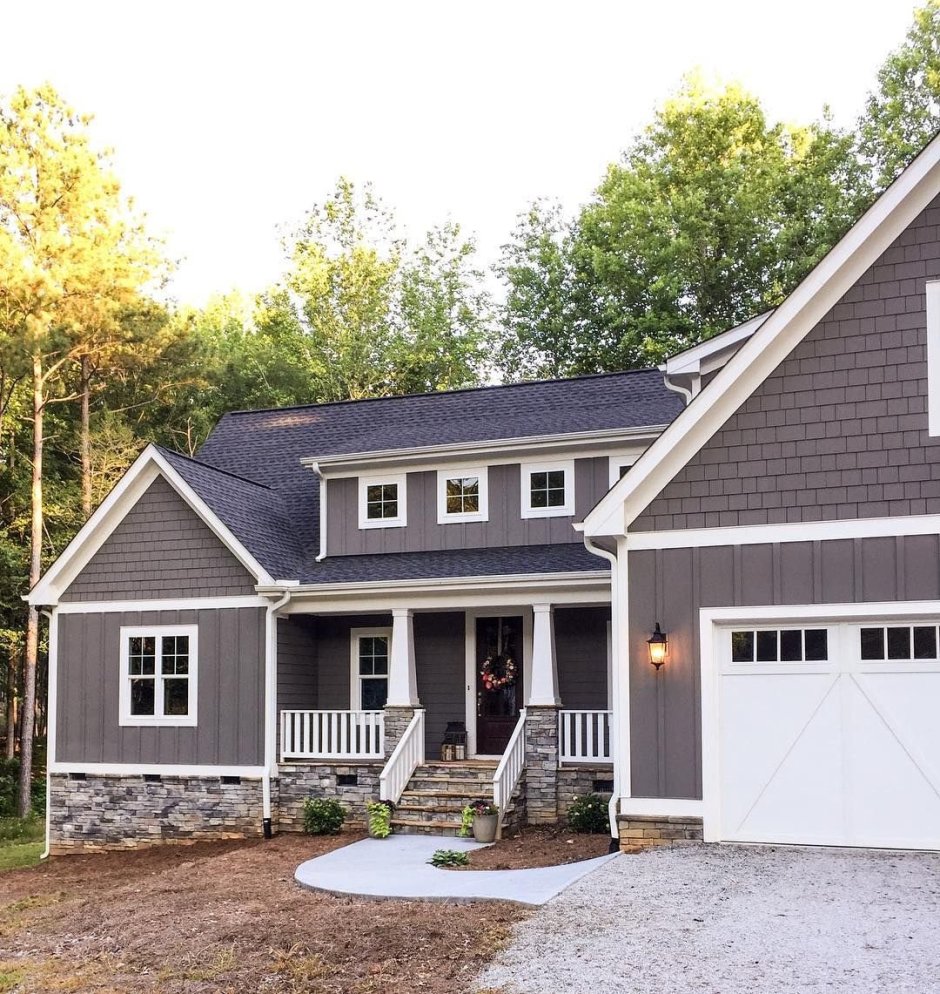 Дом из темного кирпича