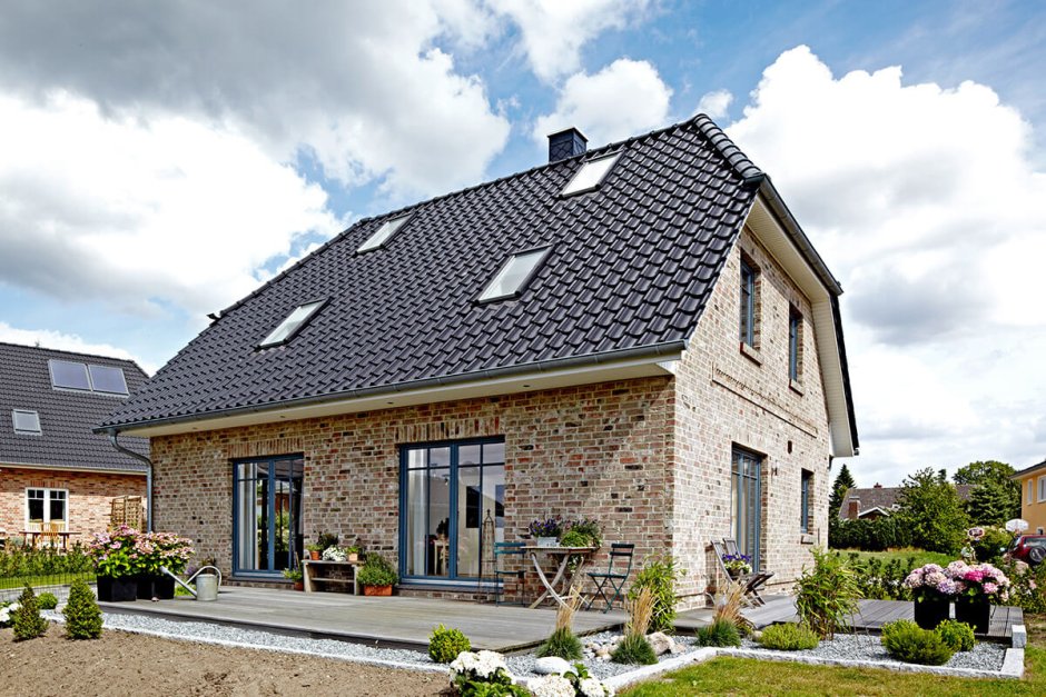 Черный деревянный дом