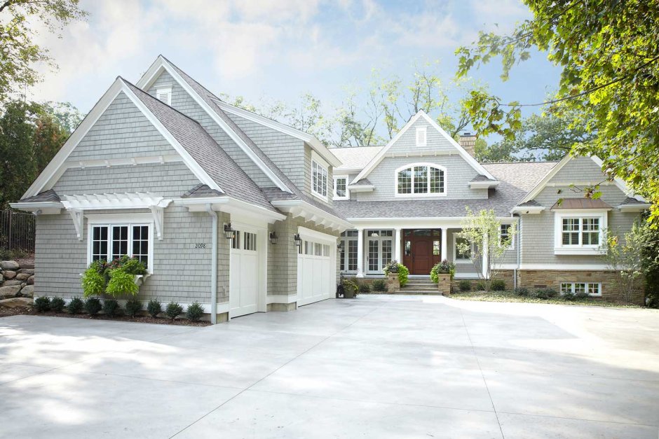 Светлый дом с серой крышей