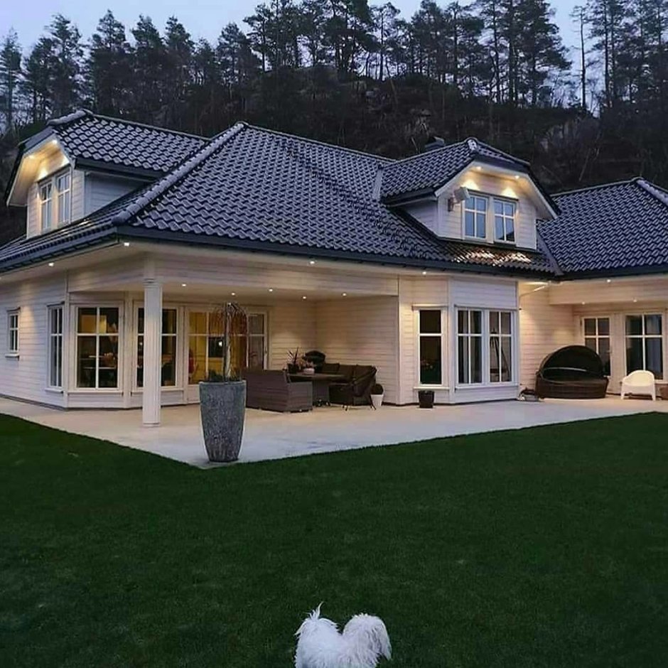 Дом с коричневой крышей