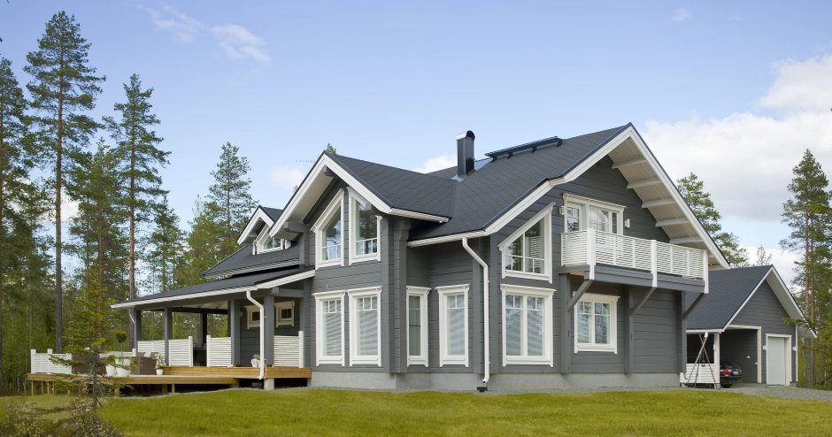 Фасады домов с серыми окнами