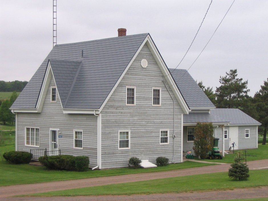 Бежевый дом с красной крышей