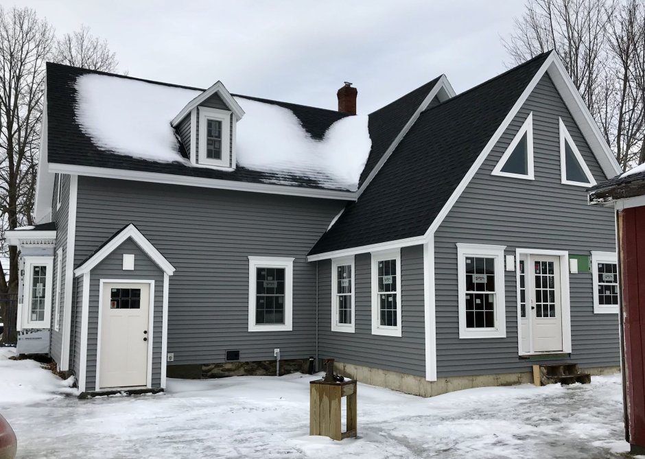 Дом с черной крышей