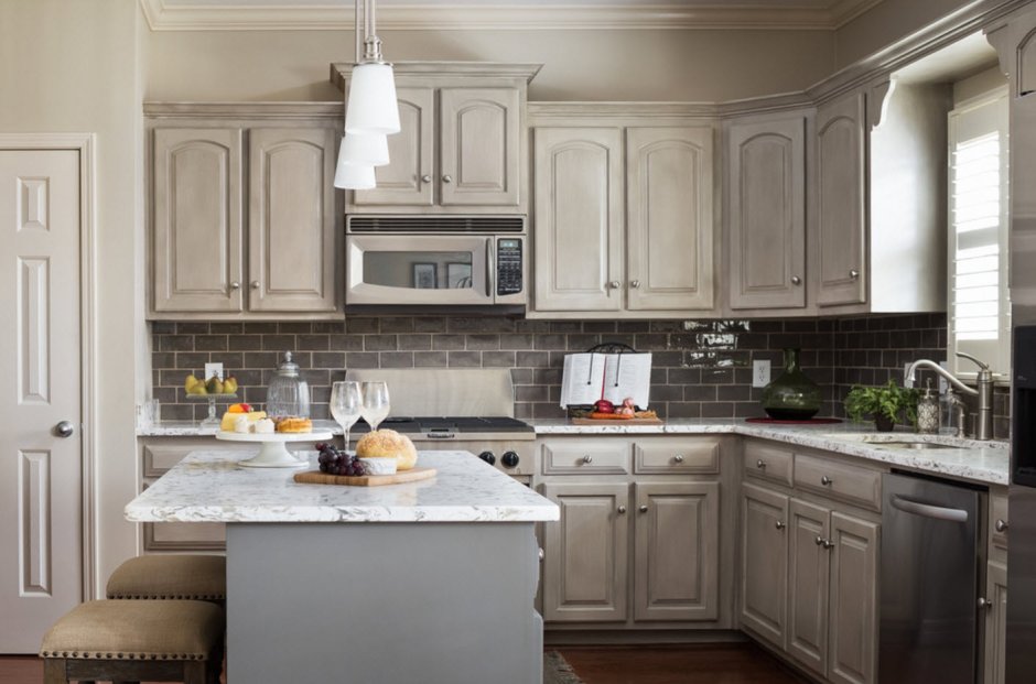 Кухня с фасадом система тауп серый