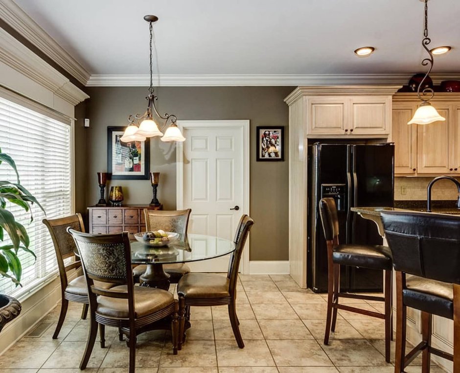 Стены цвета тауп на кухне