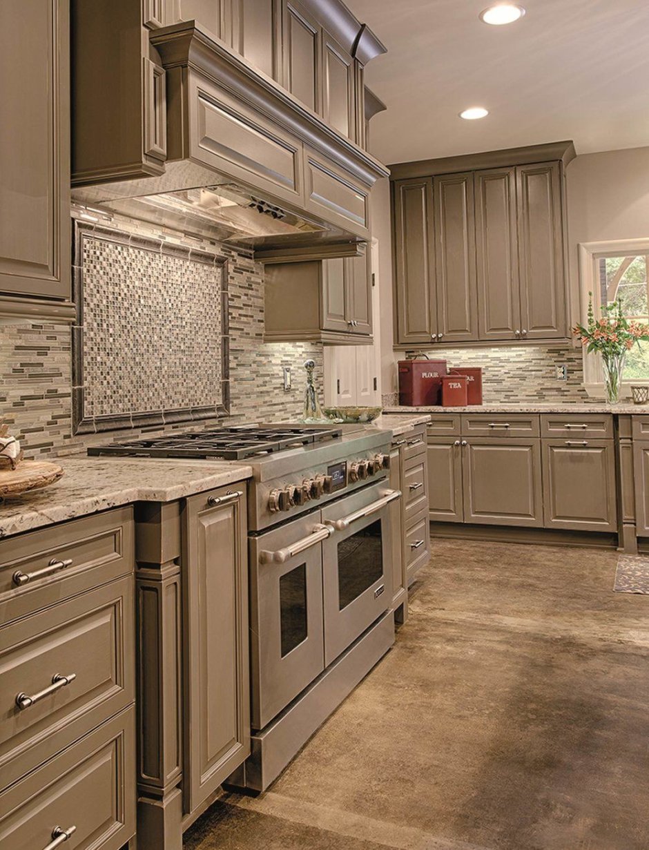 Кухня в цвете тауп