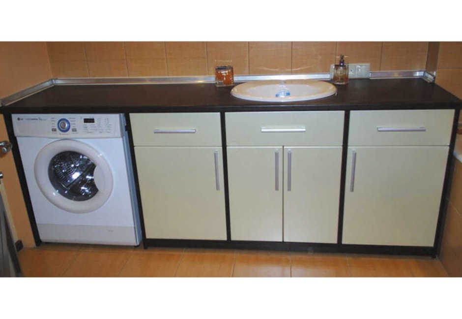 Стиральная машина на кухне под столешницей