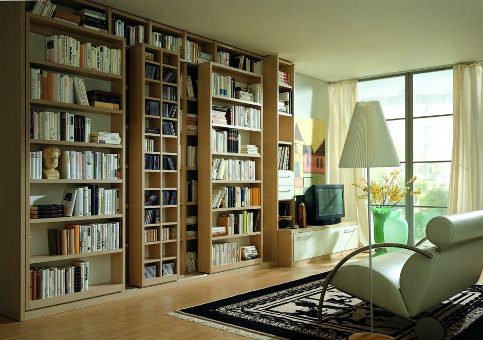 Книжный стеллаж во всю стену в квартире