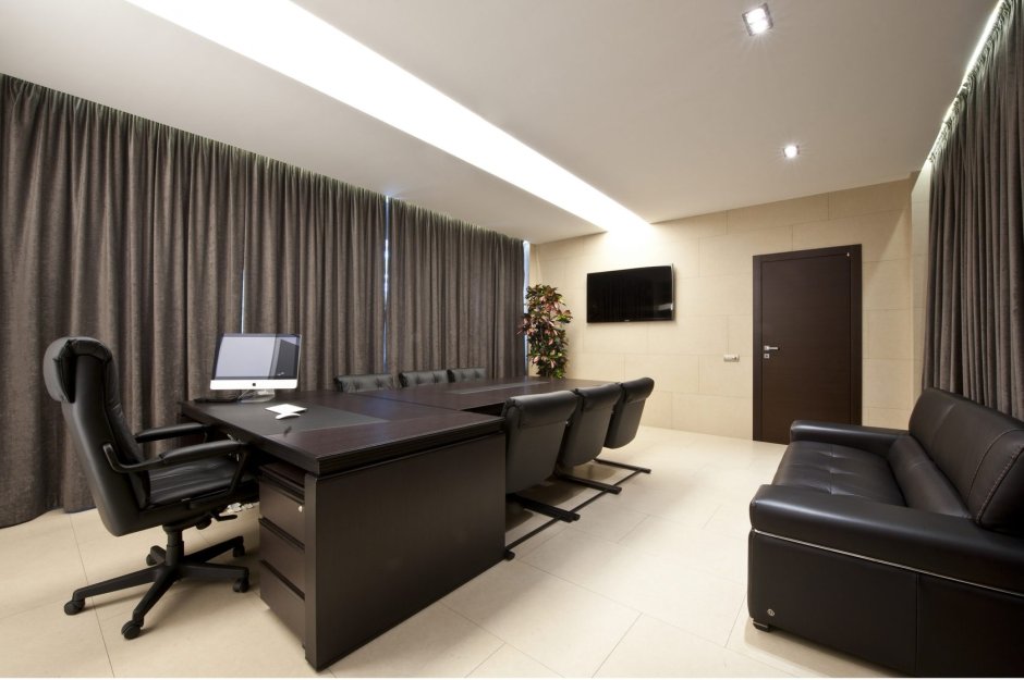 Коричневые стены в офисе