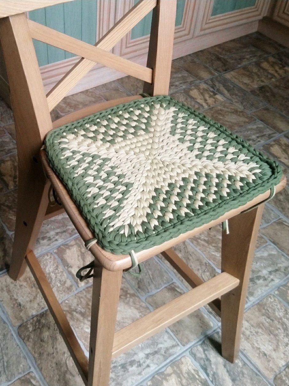 Вязаные сидушки на табурет