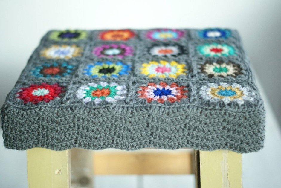 Вязаный чехол на табурет
