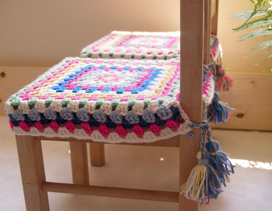 Вязаный чехол на табурет