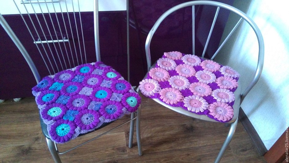 Вязаный чехол на табурет