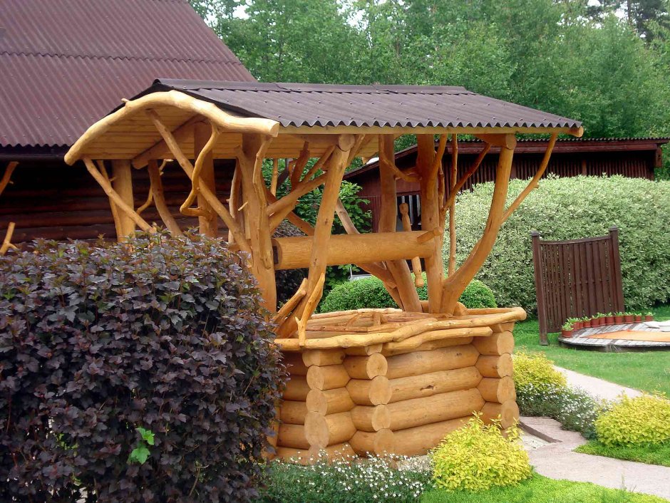 Колодец на даче из дерева