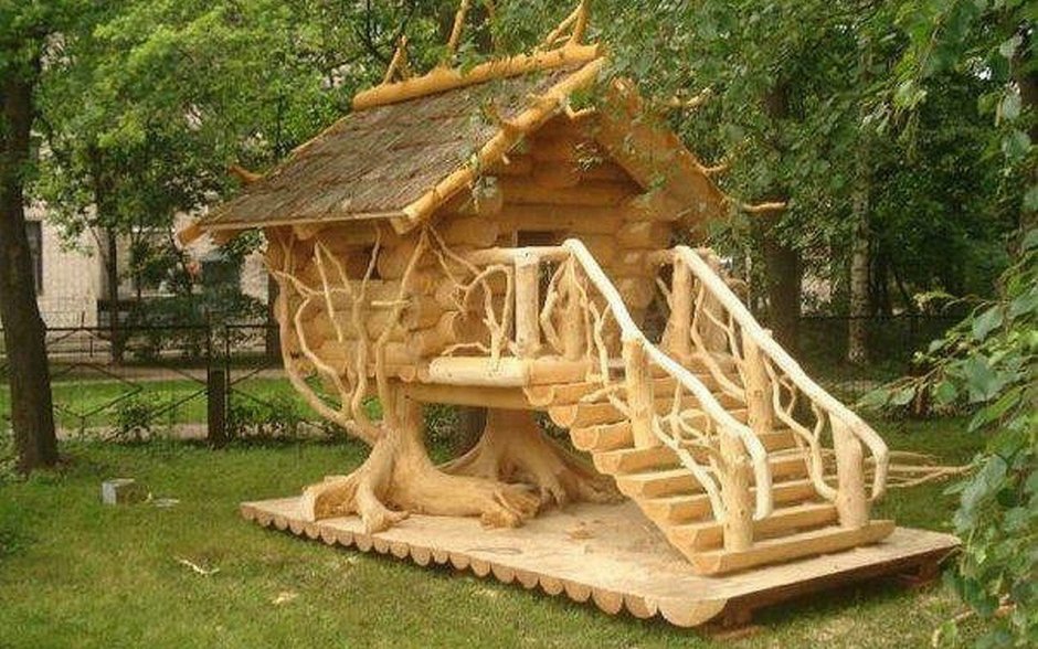 Сказочный домик из дерева