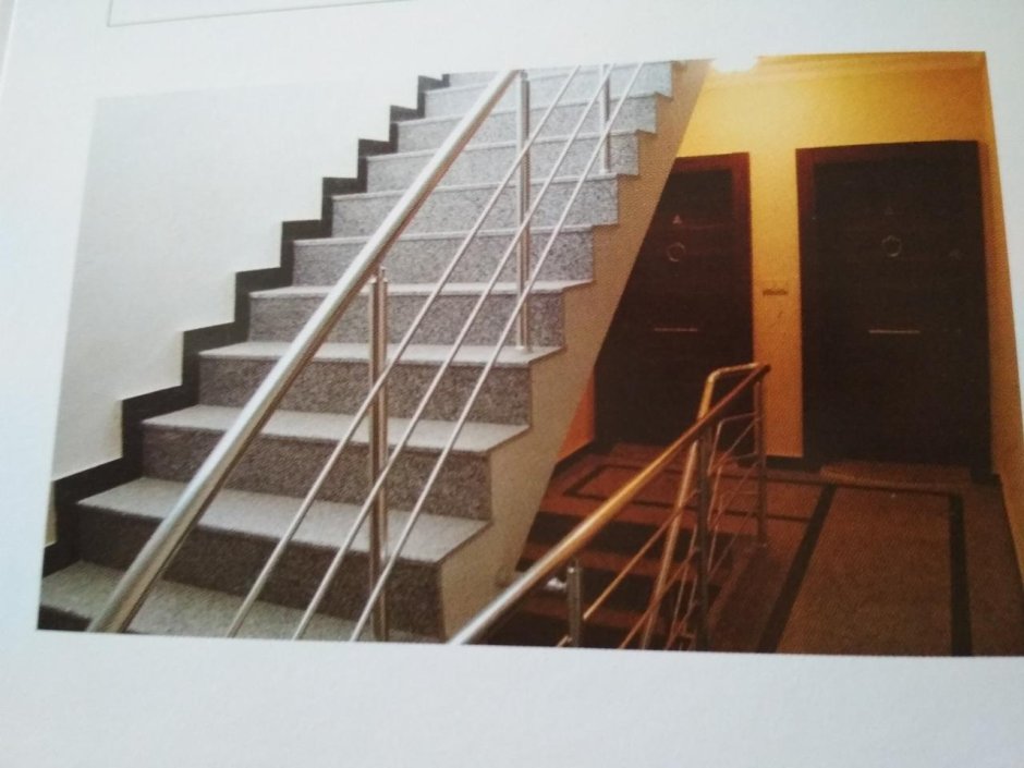 Девушка в подъезде