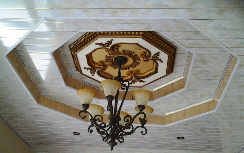 Фигурный потолок пластик