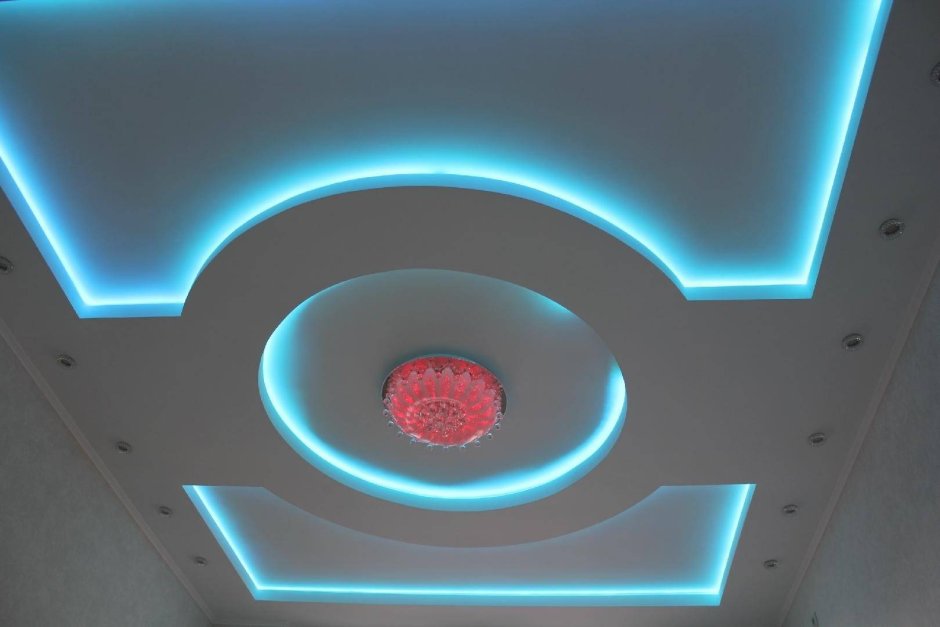 Фигурный потолок для зала