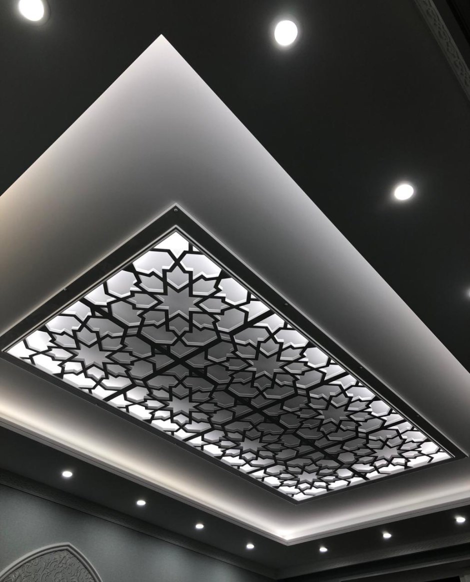 Фигурный потолок зал