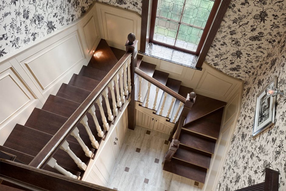 Хлам на лестничной площадке