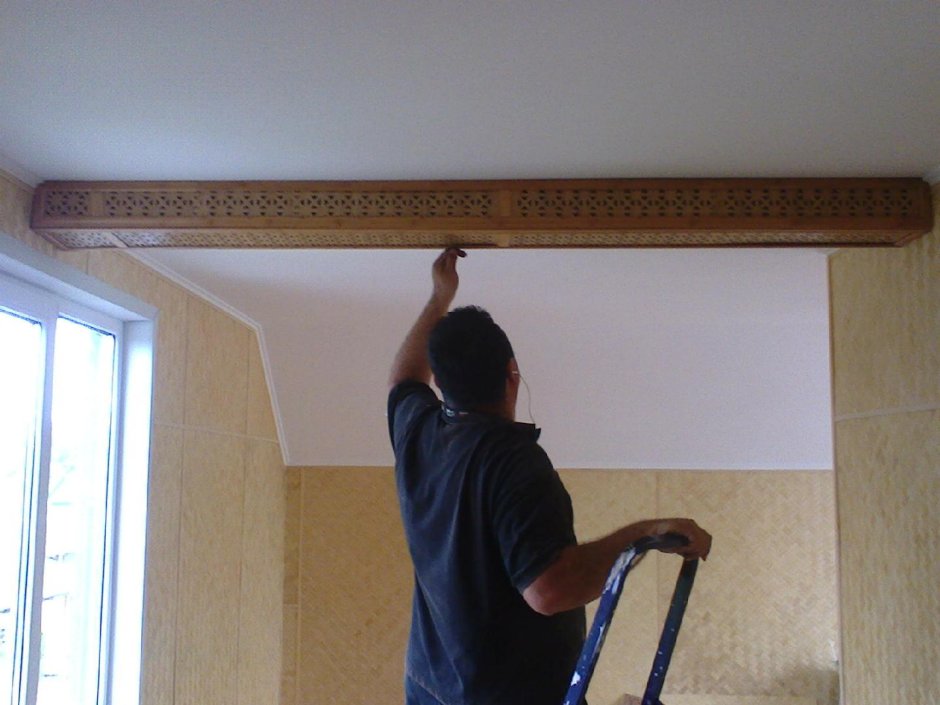 Натяжной потолок с балкой