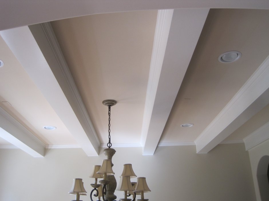 Натяжной потолок с балкой
