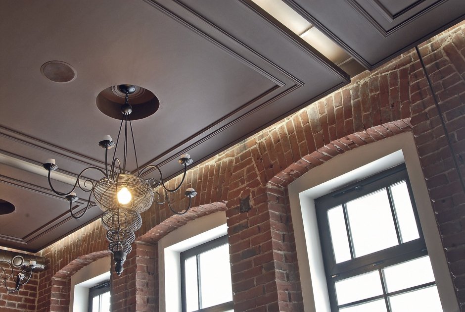 Обыграть балку на потолке