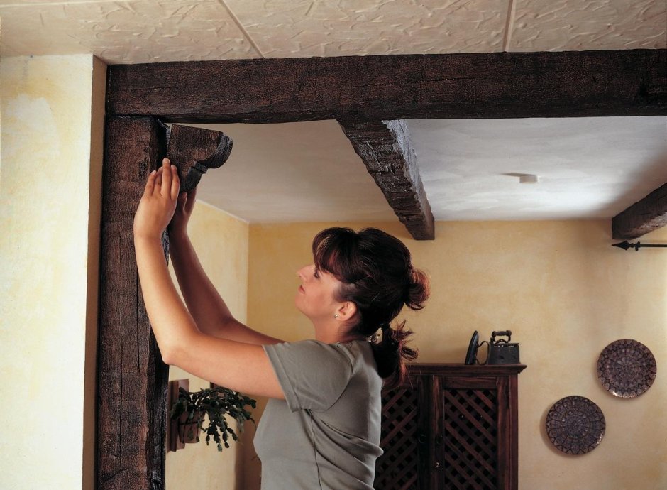 Натяжной потолок с балкой