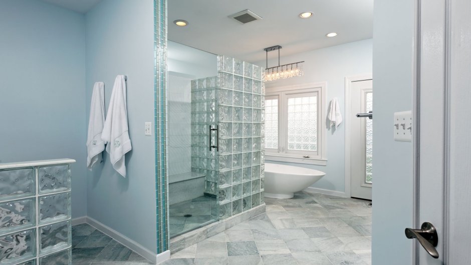 Перегородка из стеклоблоков в ванной