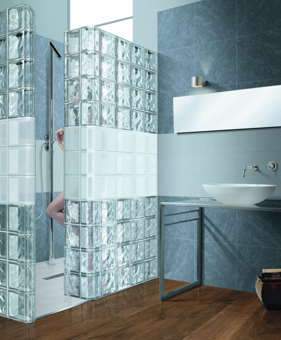 Декоративные стеклоблоки в интерьере ванной