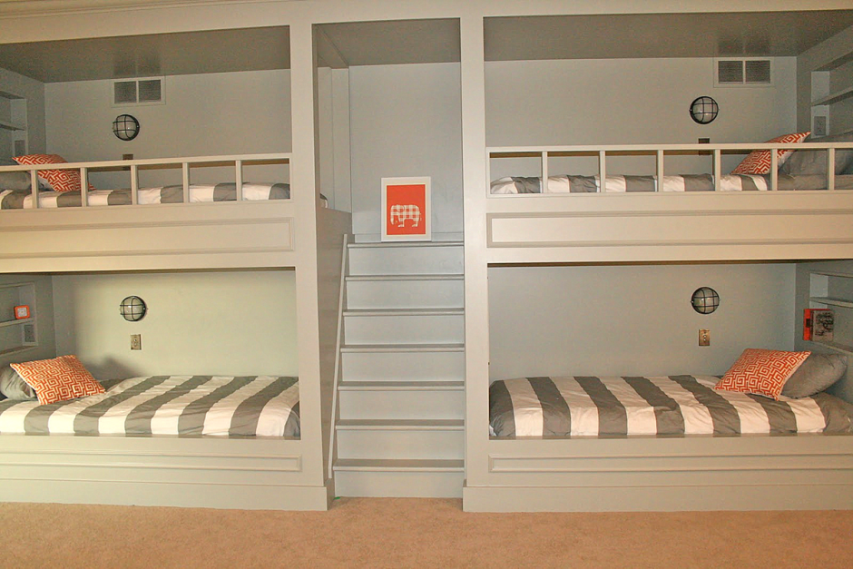 Комната разделена двухъярусной кроватью для мальчика и девочки
