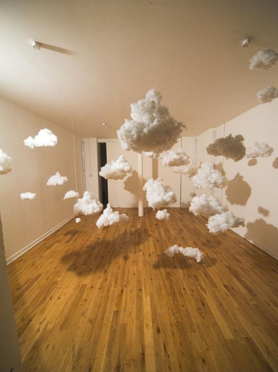 Облака в комнате на потолке