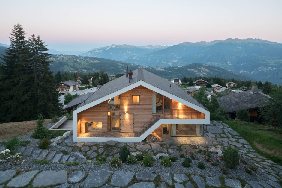 Швейцарское Шале на берегу Цугского озера в предгорье Альп