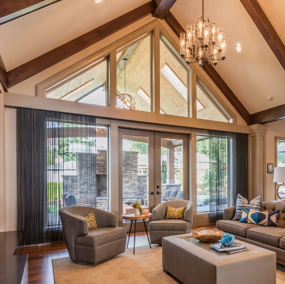 Гостиная с витражными окнами