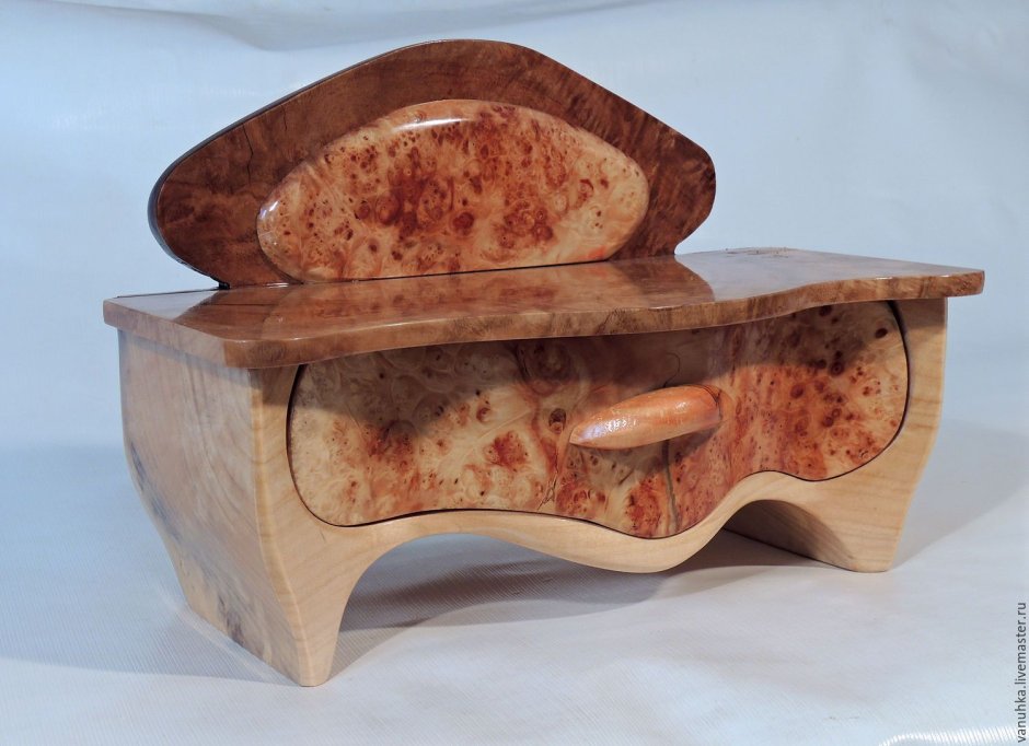 Мебель из Капа березы