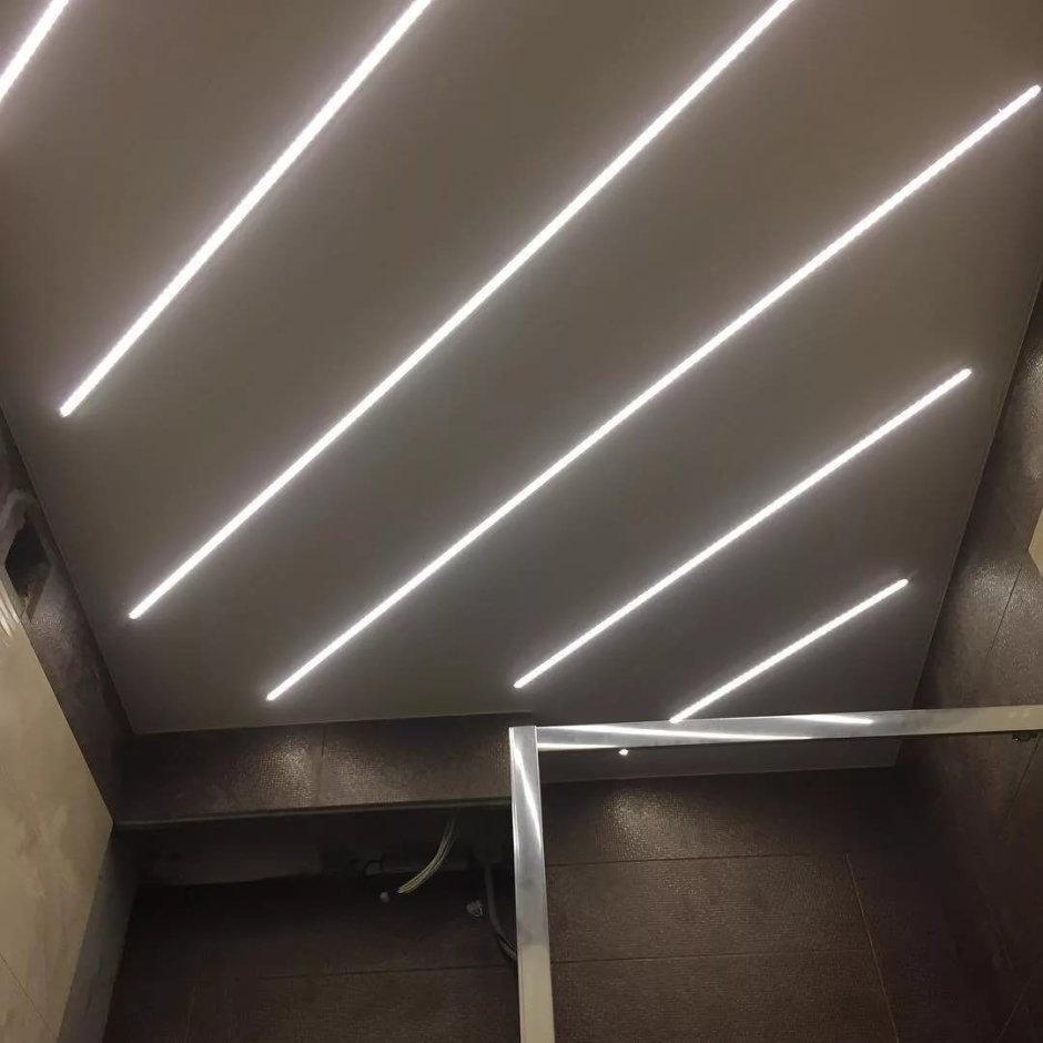 Световые линии на потолке в ванной