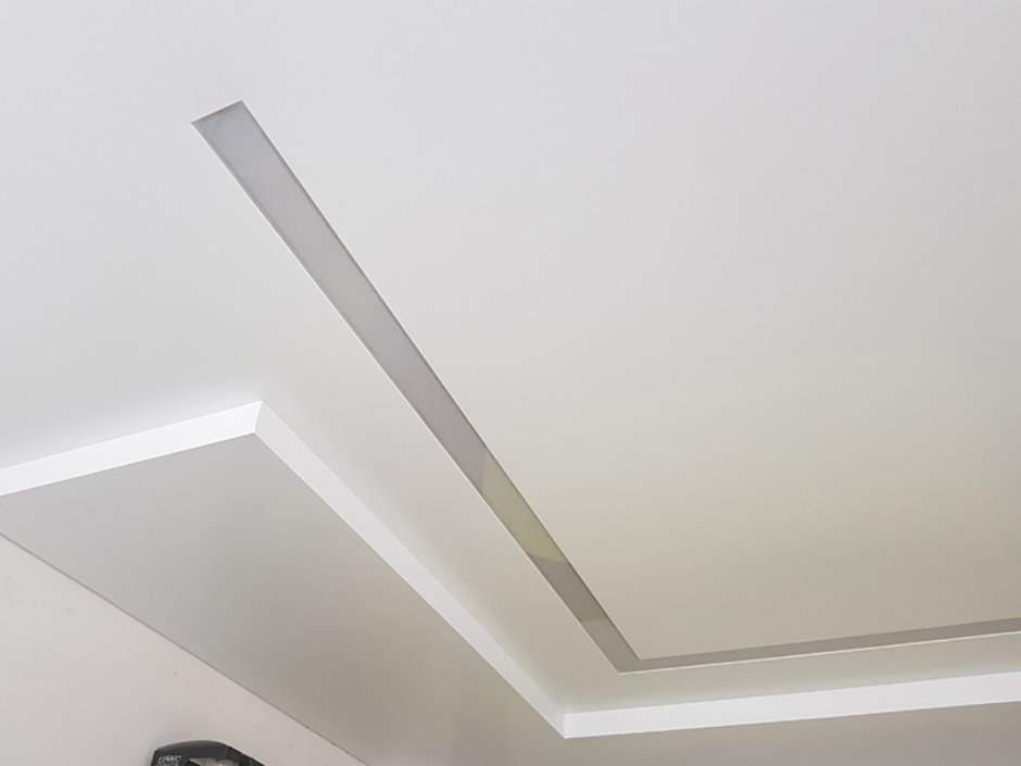 Световые линии на натяжном потолке выключен