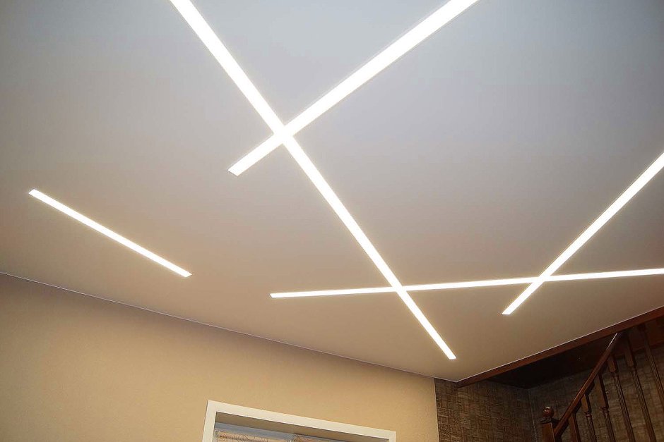 Световые линии на натяжном потолке