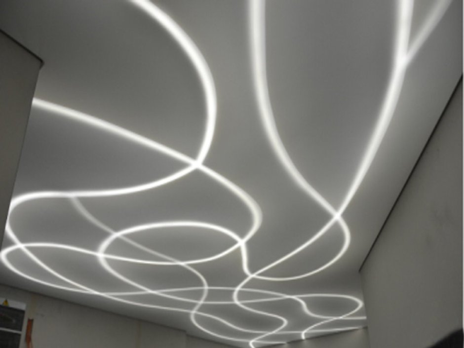 Потолок со светящимися линиями
