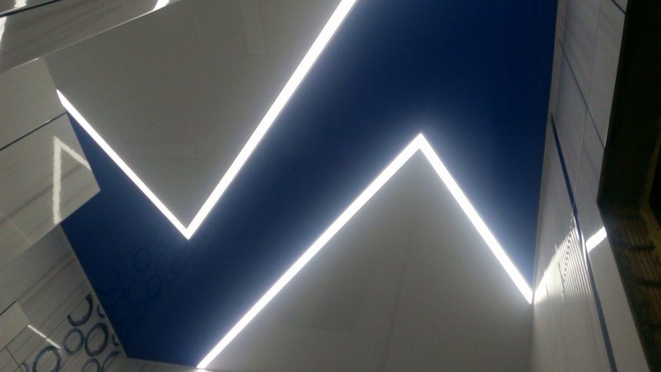 Цветные световые линии на натяжном потолке