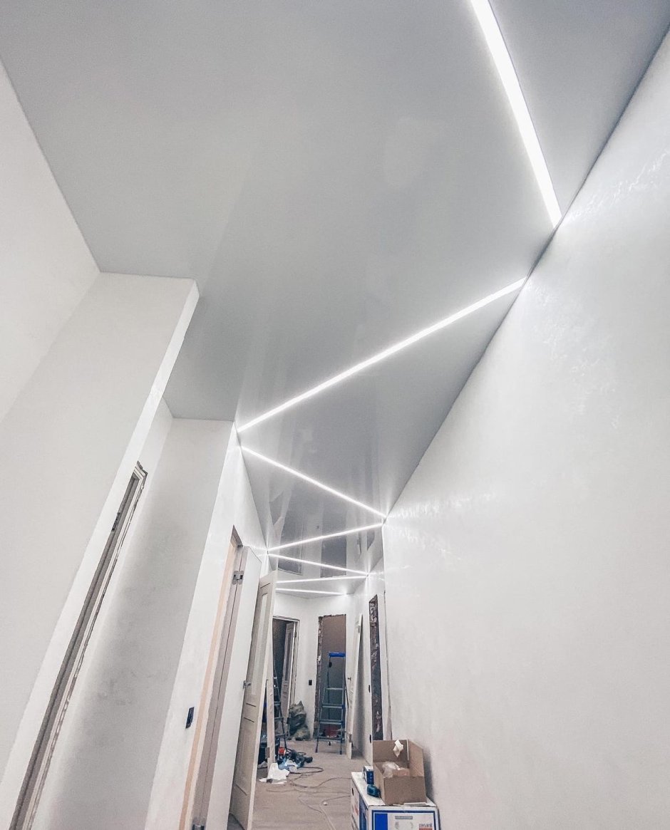 Световые линии на кухне в натяжном потолке