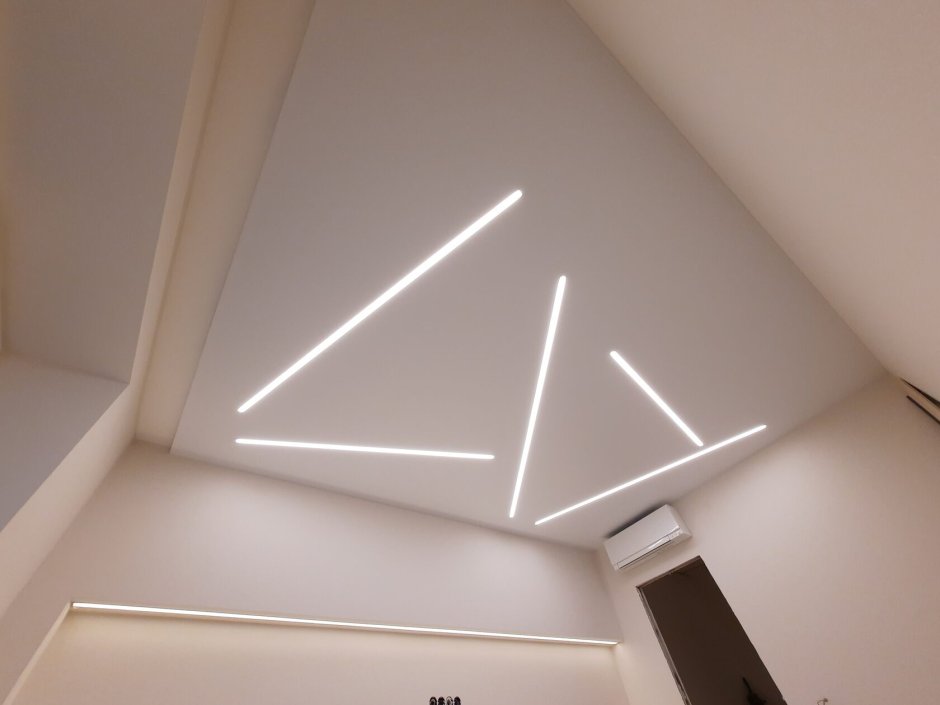 Световые линии на потолке в детской