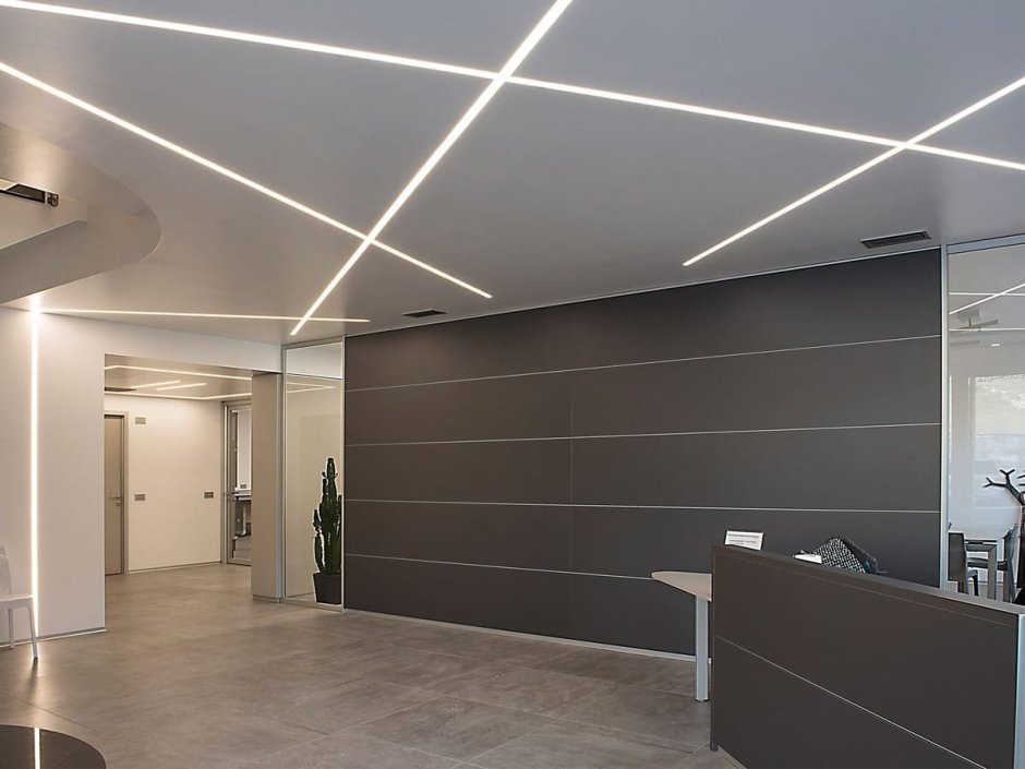 Потолок с линейными светильниками