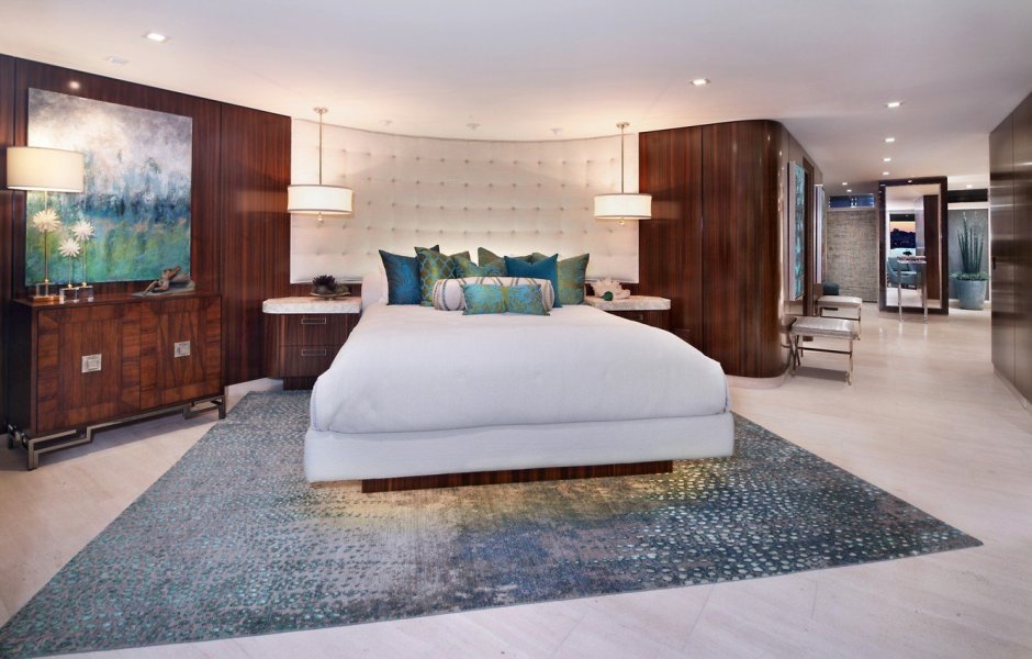 Спальня с большой кроватью