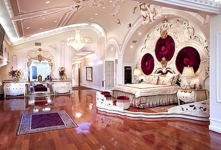 Огромная богатая спальня