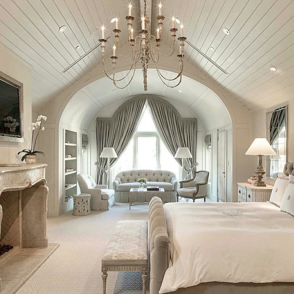 Шикарная спальня в особняке