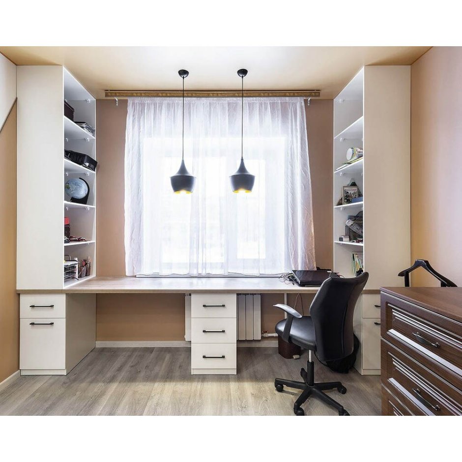 Письменный стол вдоль окна