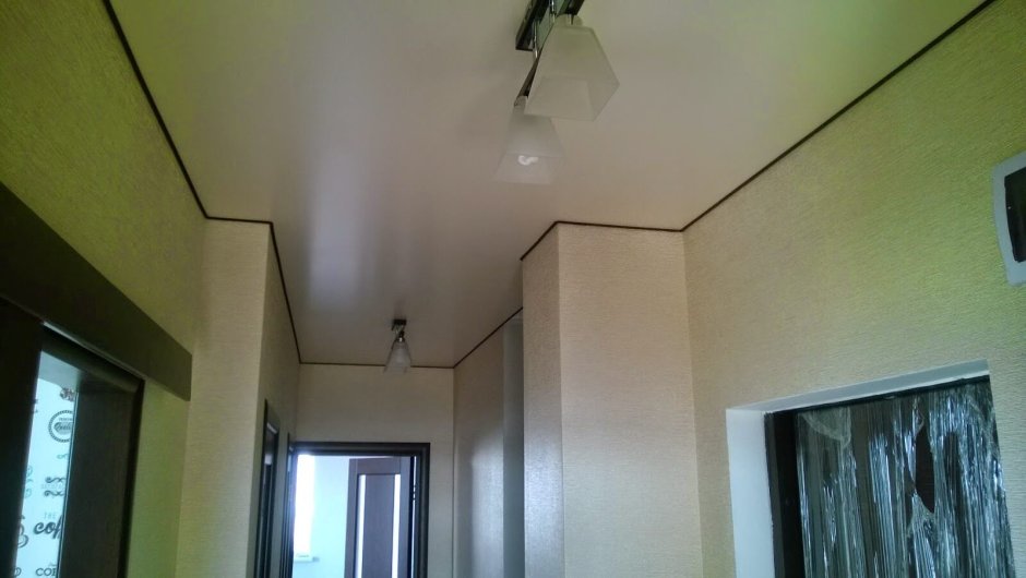 Сатиновый натяжной потолок в коридоре