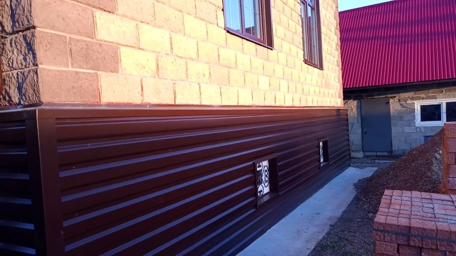 Отделка фундамента профлистом