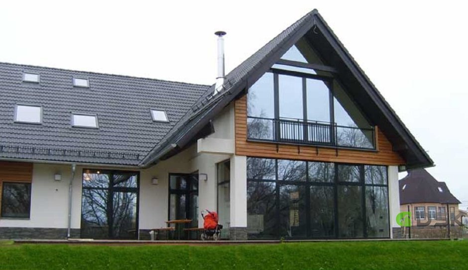 Дом с двускатной крышей и панорамными окнами